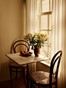 Zithoekje met vintage Thonet stoelen en tweedehands marmeren tafelblad. Fotografie: Daniëlle Siobhán.
