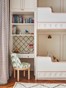De slaapkamer van de kinderen met een door Hay ontworpen stapelbed. Het kleed is van Beyond Marrakech. Fotografie: Alecia Neo/Living Inside.