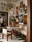 Achter de oude marmeren tafel, staat een sofa in de Zweedse Gustavian-stijl. De vaas op tafel en eetstoelen zijn van Dusty Deco. Fotografie: Erik Lefvander/Living Inside.