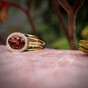 Ring uit de Flow-collectie van 18 karaat geelgoud met een ovaal facet geslepen toermalijn en briljant geslepen diamanten. Fotografie: Wolters Juwelen