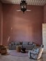 De woonkamer. Sofa van Artesano, twee fauteuils van Gerrit Rietveld, bekleed in Afrikaans textiel. Tegels van Mosaicos Dzununcan. Fotografie: Fabian Martinez/Living Inside.
