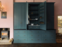 In dit keukenontwerp van deVOL Kitchens is de opvallende kast geverfd in de kleur Clerkenwell Blue uit de eigen collectie. De klassieke tint doet denken aan elegante huizen in Oost-Londen en kleurt mooi bij roze en smaragdgroen. 