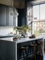Keuken ontworpen door Kingston Lafferty Design. Houten krukken ML42 van Byflou. Fotografie: Ruth Maria Murphy