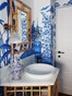 De gastenbadkamer met behang van Iksel. Op maat gemaakte bamboe wastafel. Fotografie: Alecia Neo/Living Inside.