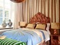 Slaapkamer ontworpen door Laura Gonzalez met stoffen van Schumacher fabric. De sprei is van Bokja Design.