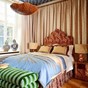 Slaapkamer ontworpen door Laura Gonzalez met stoffen van Schumacher fabric. De sprei is van Bokja Design