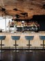 Cocktailbar met parelmoer tegels. Fotografie: DoubleTree Hilton LuminAir