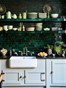 De keuken is praktisch, met veel artisanale details zoals de geglazuurde groene tegeltjes uit Marokko. Fotografie: Ingrid Rasmussen / Living Inside
