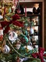De kerstboom is behangen met decoraties die door de jaren heen zijn verzameld. Fotografie: Ingrid Rasmussen / Living Inside