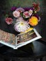 Sfeervol hoekje met dahlia’s uit de tuin en koffietafelboek Paris Chic van Serdar Gülgün. Fotografie: Eddy Wenting.